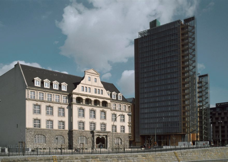 Berlin. Potsdamer Platz. Baustelle
März 1999. Berlin. Mitte. Tiergarten. Potsdamer Platz. Baustelle. Canaris-Haus. GIZ-Haus
Schlüsselwörter: Berlin;Canaris-Haus;Deutschland;Germany;GIZ-Haus;Potsdamer Platz;1999;Tiergarten