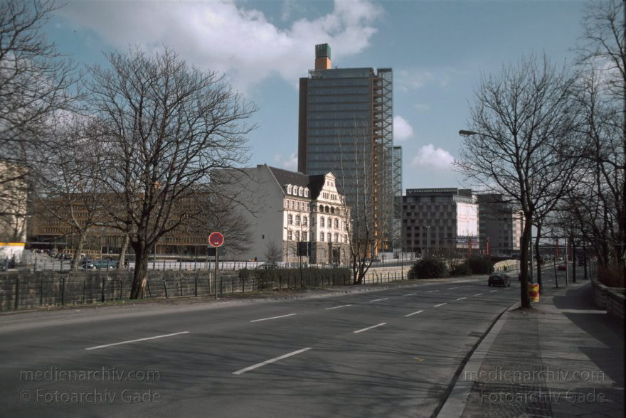 Berlin. Potsdamer Platz. Baustelle. Canaris-Haus. GIZ-Haus
März 1999. Berlin. Mitte. Tiergarten. Potsdamer Platz. Baustelle. Canaris-Haus. GIZ-Haus
Schlüsselwörter: Berlin;Canaris-Haus;Deutschland;Germany;GIZ-Haus;Potsdamer Platz;1999;Tiergarten