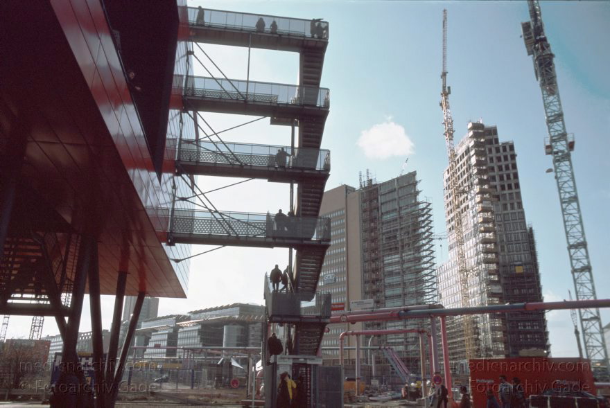 Berlin. Potsdamer Platz. Baustelle
März 1999. Berlin. Mitte. Tiergarten. Potsdamer Platz. Baustelle
Schlüsselwörter: Berlin;Deutschland;Germany;Potsdamer Platz;1999;Tiergarten