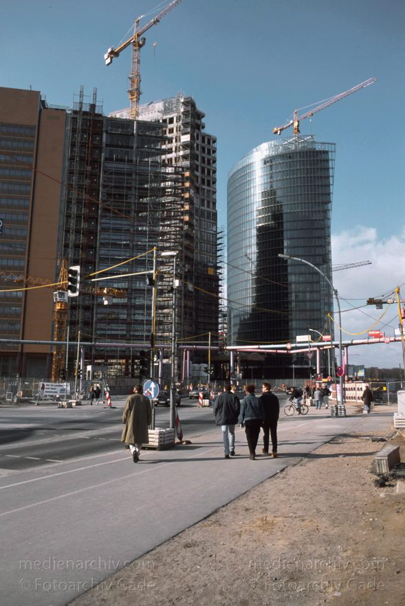 Berlin. Potsdamer Platz. Baustelle
März 1999. Berlin. Mitte. Tiergarten. Potsdamer Platz. Baustelle
Schlüsselwörter: Bahntower;Berlin;Deutschland;Germany;Kollhoff-Tower;Potsdamer Platz;1999;Tiergarten