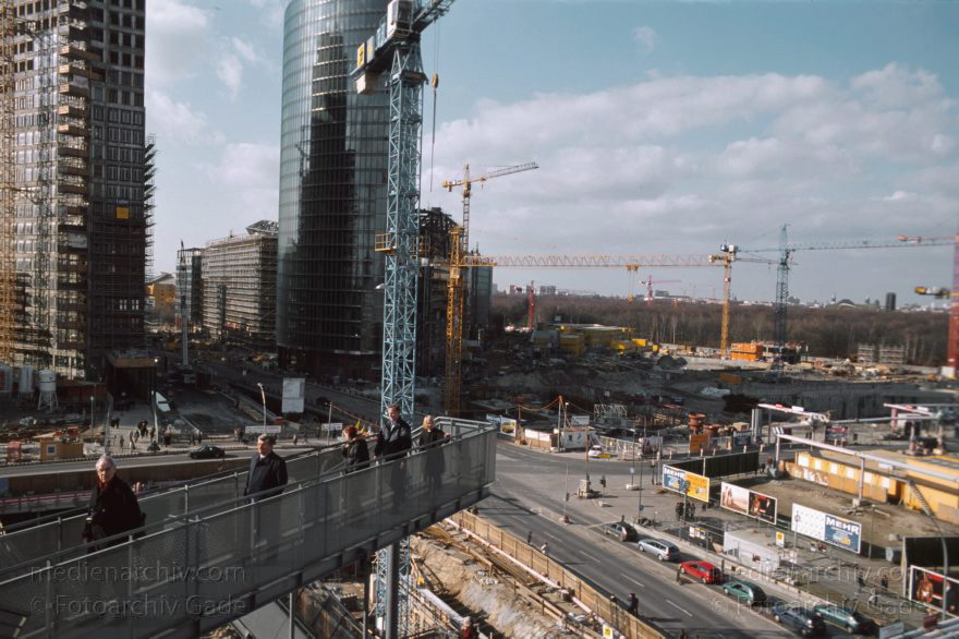 Berlin. Potsdamer Platz. Baustelle
März 1999. Berlin. Mitte. Tiergarten. Potsdamer Platz. Baustelle
Schlüsselwörter: Bahntower;Berlin;Deutschland;Germany;Kollhoff-Tower;Potsdamer Platz;1999;Tiergarten