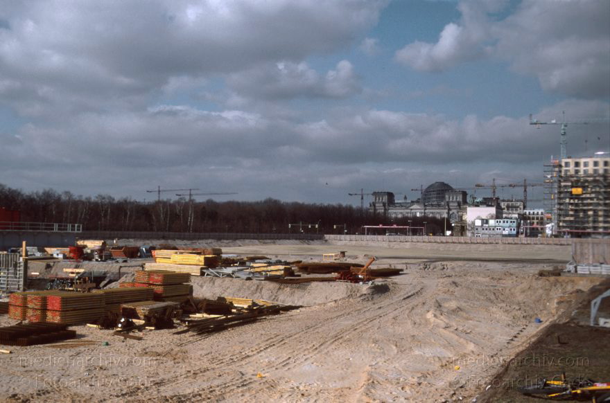 Berlin. Potsdamer Platz. Baustelle
März 1999. Berlin. Mitte. Tiergarten. Potsdamer Platz. Baustelle
Schlüsselwörter: Berlin;Deutschland;Germany;Potsdamer Platz;1999;Tiergarten