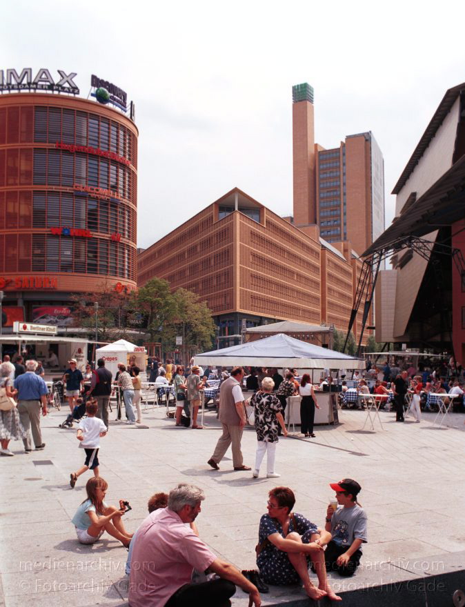 Berlin. Potsdamer Platz
Juli 1999. Deutschland. Berlin. Mitte. Tiergarten. Potsdamer Platz. Marlene-Dietrich-Platz
Schlüsselwörter: Berlin;Deutschland;Germany;Marlene-Dietrich-Platz;Potsdamer Platz;1999;Tiergarten