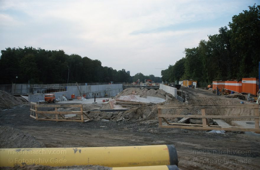 Berlin. Potsdamer Platz. Baustelle Tunnel Tiergarten
September 1999. Berlin. Mitte. Tiergarten. Potsdamer Platz. Baustelle. Aufahrt des Tiergartentunnels
Schlüsselwörter: Berlin;Deutschland;Germany;Potsdamer Platz;Tiergarten;Tiergartentunnel;1999;Tunnel