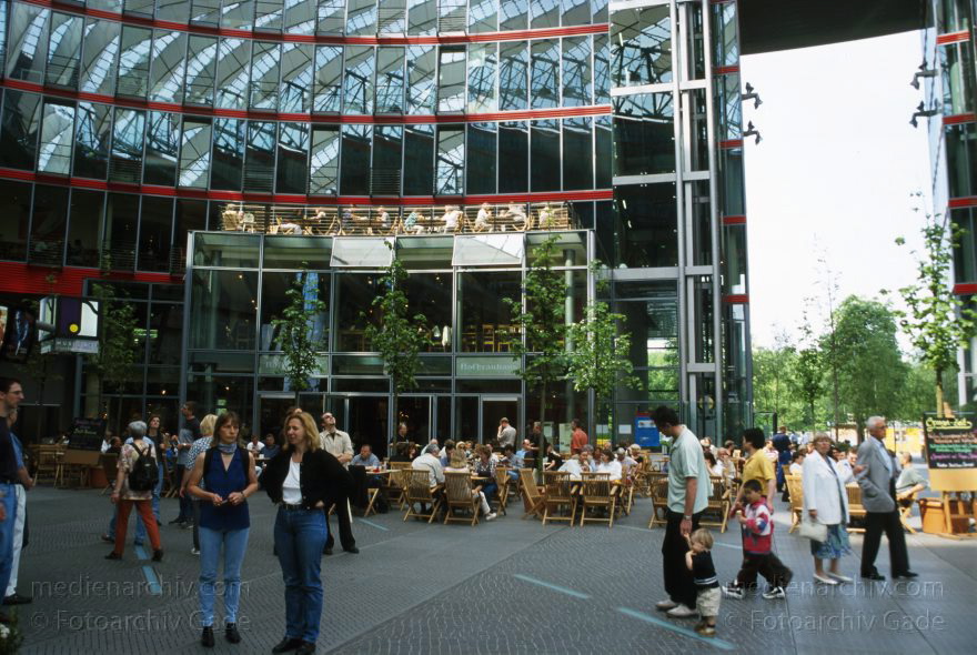 Berlin. Potsdamer Platz. Sony Center
1. Mai 2000. Berlin. Mitte. Tiergarten. Potsdamer Platz. Sony Center
Schlüsselwörter: Berlin;Deutschland;Germany;Potsdamer Platz;Sony Center;2000;Tiergarten