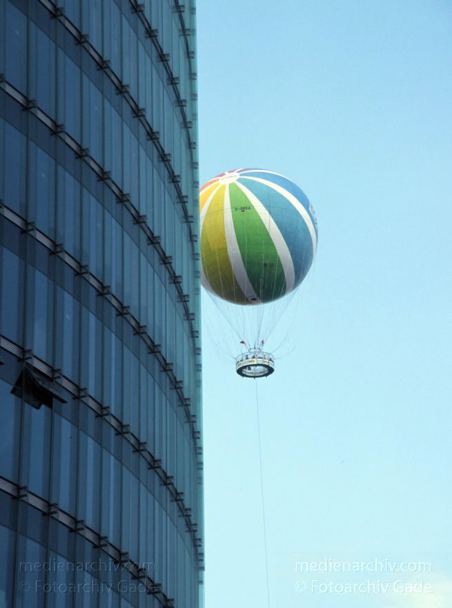 Berlin. Potsdamer Platz. Nebn der Fassade des Sony Gebäudes schwebt der Aussichtsballon
1. Mai 2000. Berlin. Mitte. Tiergarten. Potsdamer Platz. Nebn der Fassade des Sony Gebäudes schwebt der Aussichtsballon Hi-Flyer
Schlüsselwörter: Ballon;Berlin;Deutschland;Germany;Hi-Flyer;Potsdamer Platz;Sony Center;2000;Tiergarten