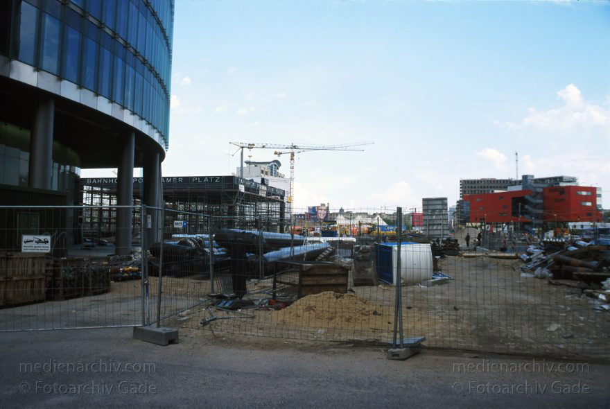 Berlin. Potsdamer Platz.
1. Mai 2000. Berlin. Mitte. Tiergarten. Potsdamer Platz.
Schlüsselwörter: Berlin;Deutschland;Germany;Infobox;Potsdamer Platz;2000;Tiergarten
