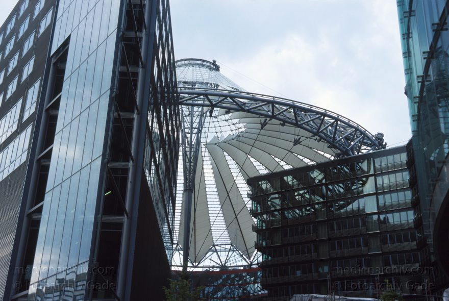 Berlin. Potsdamer Platz. Sony Center
1. Mai 2000. Berlin. Mitte. Tiergarten. Potsdamer Platz. Sony Center
Schlüsselwörter: Berlin;Deutschland;Germany;Potsdamer Platz;Sony Center;2000;Tiergarten