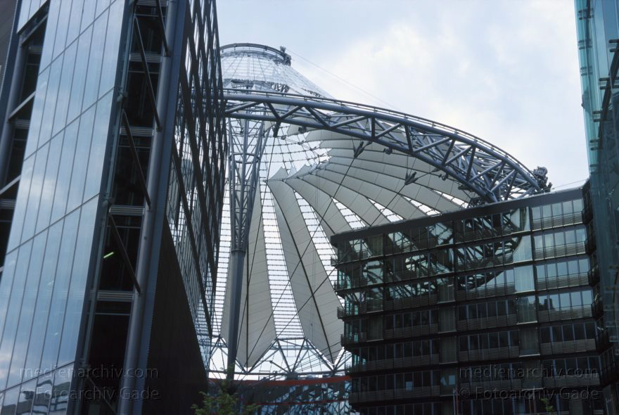 Berlin. Potsdamer Platz. Sony Center
1. Mai 2000. Berlin. Mitte. Tiergarten. Potsdamer Platz. Sony Center
Schlüsselwörter: Berlin;Deutschland;Germany;Potsdamer Platz;Sony Center;2000;Tiergarten