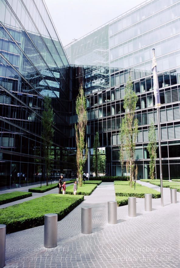 Berlin. Potsdamer Platz. Innenhof im Sony Center
1. Mai 2000. Berlin. Mitte. Tiergarten. Potsdamer Platz. Innenhof im Sony Center
Schlüsselwörter: Berlin;Deutschland;Germany;Potsdamer Platz;Sony Center;2000;Tiergarten