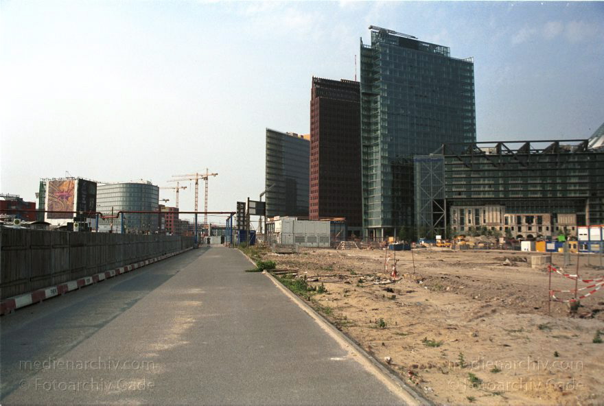 Berlin. Potsdamer Platz
Juni 2000. Berlin. Mitte. Tiergarten. Potsdamer Platz. Sony Center. Kollhoff-Tower. Bahntower
Schlüsselwörter: Bahntower;Berlin;Deutschland;Germany;Kollhoff-Tower;Potsdamer Platz;Sony Center;2000;Tiergarten