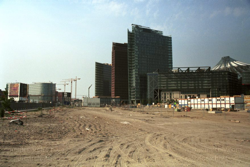 Berlin. Potsdamer Platz
Juni 2000. Berlin. Mitte. Tiergarten. Potsdamer Platz. Sony Center. Kollhoff-Tower. Bahntower
Schlüsselwörter: Bahntower;Berlin;Deutschland;Germany;Kollhoff-Tower;Potsdamer Platz;Sony Center;2000;Tiergarten