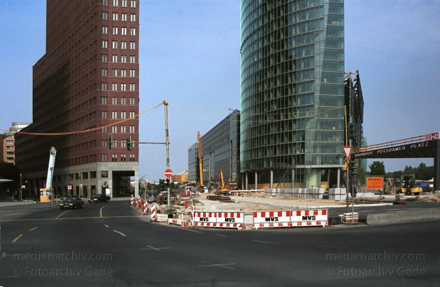 Berlin. Potsdamer Platz
Juni 2000. Berlin. Mitte. Tiergarten. Potsdamer Platz
Schlüsselwörter: Bahntower;Berlin;Deutschland;Germany;Kollhoff-Tower;Potsdamer Platz;2000;Tiergarten