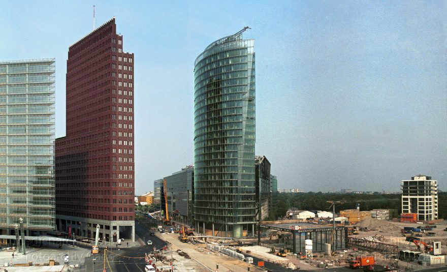 Berlin. Potsdamer Platz. Baustelle
Juni 2000. Berlin. Mitte. Tiergarten. Potsdamer Platz. Baustelle
Schlüsselwörter: Bahntower;Baustelle;Berlin;Deutschland;Germany;Kollhoff-Tower;Potsdamer Platz;2000;Tiergarten