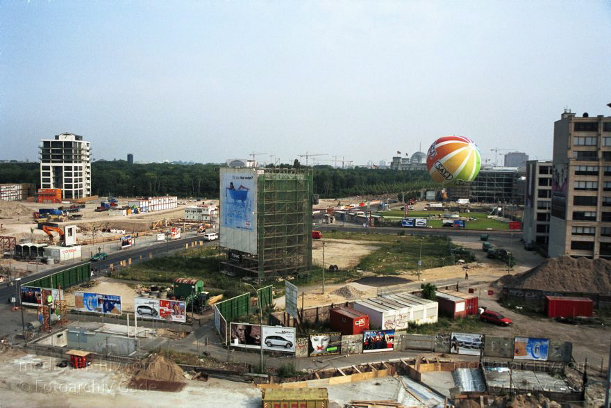 Berlin. Potsdamer Platz
Juni 2000. Berlin. Mitte. Tiergarten. Potsdamer Platz
Schlüsselwörter: Berlin;Deutschland;Germany;Potsdamer Platz;2000;Tiergarten