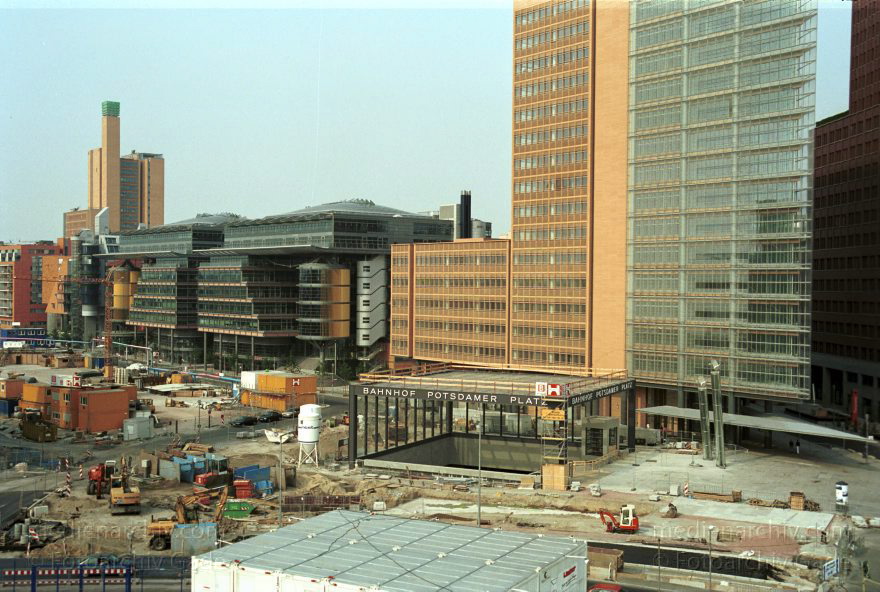 Berlin. Potsdamer Platz.
Juni 1998. Berlin. Mitte. Tiergarten. Potsdamer Platz.
Schlüsselwörter: 2000;Berlin;Deutschland;Germany;Potsdamer Platz;1998;Tiergarten