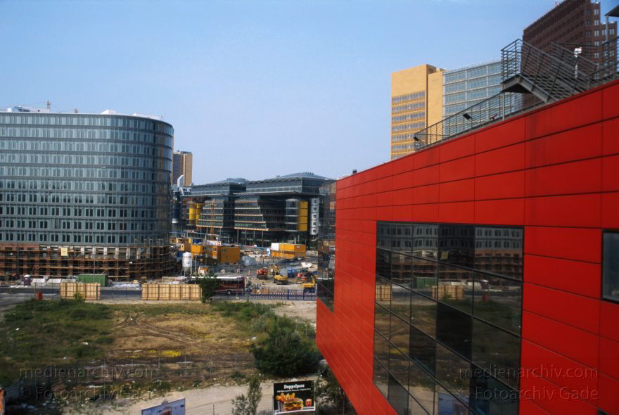 Berlin. Potsdamer Platz. Infobox
Juni 2000. Berlin. Mitte. Tiergarten. Potsdamer Platz. Infobox
Schlüsselwörter: Berlin;Deutschland;Germany;Infobox;Potsdamer Platz;2000;Tiergarten
