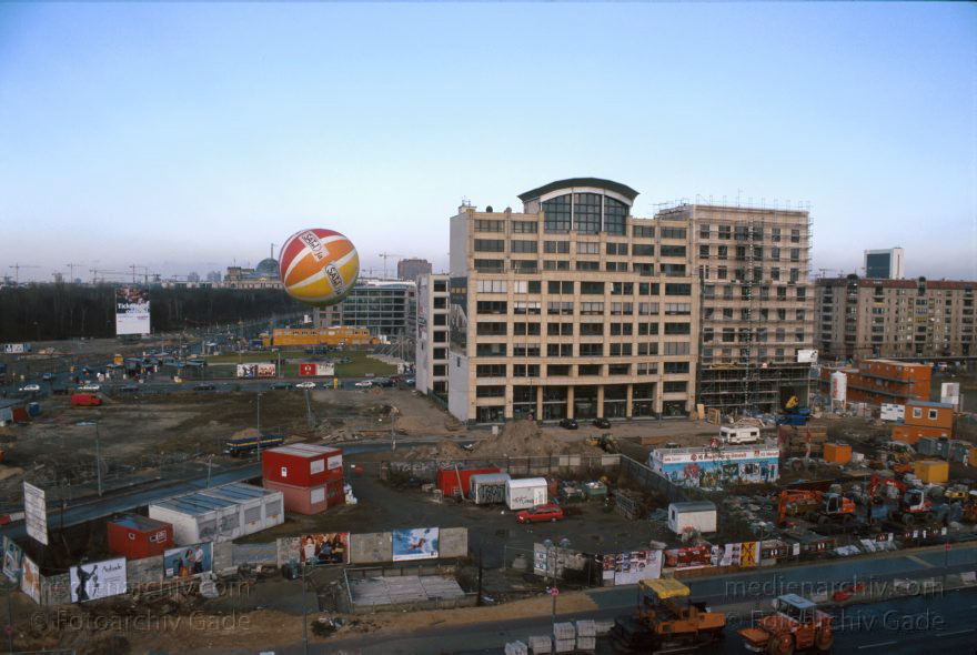 Berlin. Potsdamer Platz. Baustelle. Leipziger Platz. Mosse Palais
10. 12. 2000. Berlin. Mitte. Tiergarten. Potsdamer Platz. Baustelle. Leipziger Platz. Mosse Palais
Schlüsselwörter: Berlin;Deutschland;Germany;Leipziger Platz;Mosse-Palais;Potsdamer Platz;2000;Tiergarten