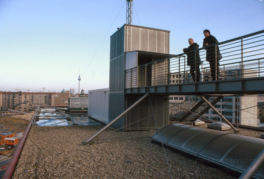 Berlin. Tiergarten. Potsdamer Platz. Blick von der Infobox.
10. Dezember 2000. Berlin. Mitte. Tiergarten. Potsdamer Platz. Blick von der Infobox.
Schlüsselwörter: Berlin;Deutschland;Germany;Infobox;Potsdamer Platz;2000;Tiergarten