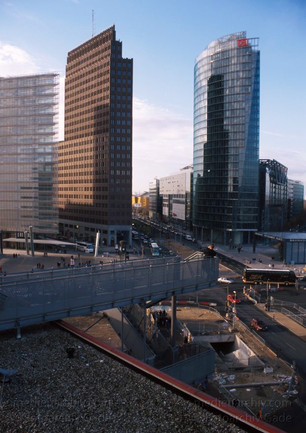 Berlin. Potsdamer Platz. Baustelle
10. 12. 2000. Berlin. Mitte. Tiergarten. Potsdamer Platz. Baustelle
Schlüsselwörter: Bahntower;Berlin;Deutschland;Germany;Kollhoff-Tower;Potsdamer Platz;2000;Tiergarten