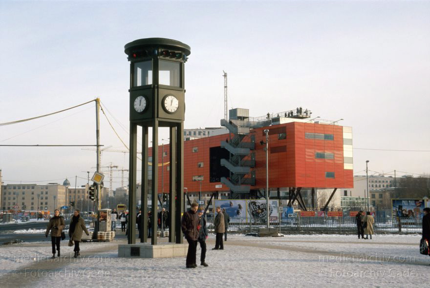 Berlin. Potsdamer Platz. Ampel vor der Infobox
29. Dezember 2000. Berlin. Mitte. Potsdamer Platz. Ampel vor der Infobox Infobox
Schlüsselwörter: Ampel;Berlin;Deutschland;Germany;Infobox;Potsdamer Platz;Tiergarten;2000;Uhr
