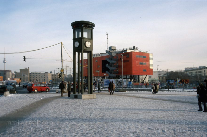 Berlin. Potsdamer Platz. Ampel vor der Infobox
29. Dezember 2000. Berlin. Mitte. Potsdamer Platz. Ampel vor der Infobox Infobox
Schlüsselwörter: Ampel;Berlin;Deutschland;Germany;Infobox;Potsdamer Platz;Tiergarten;2000;Uhr