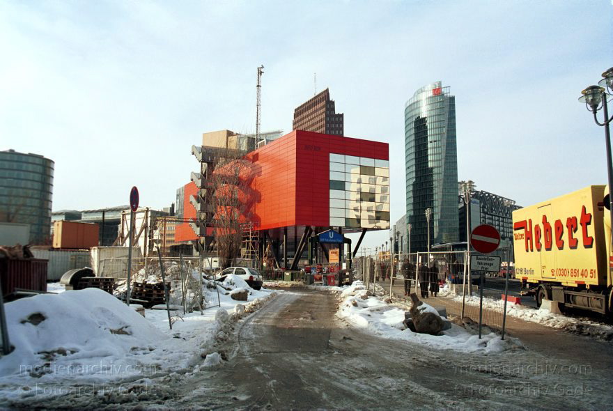 Berlin. Potsdamer Platz. Infobox. Austellungort zum Baugeschehen um den Potsdamerplatz
29. Dezember 2000. Berlin. Mitte. Potsdamer Platz. Infobox
Schlüsselwörter: Berlin;Deutschland;Germany;Infobox;Potsdamer Platz;2000;Tiergarten