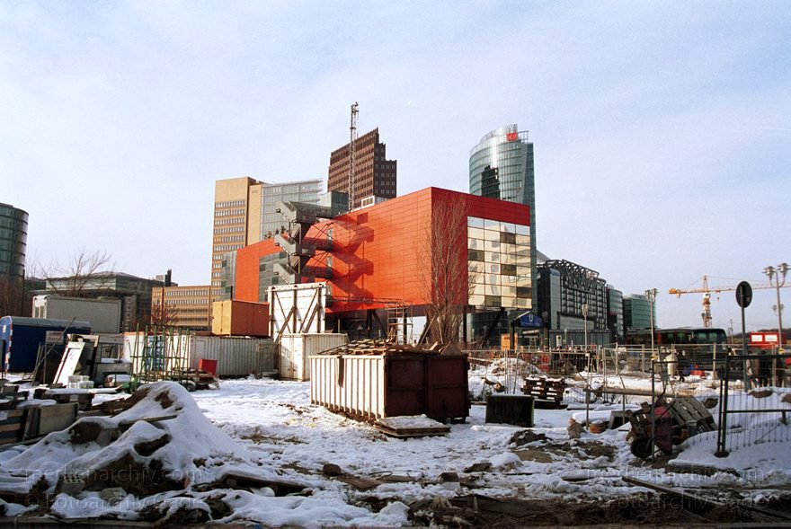 Berlin. Potsdamer Platz. Infobox. Austellungort zum Baugeschehen um den Potsdamerplatz
29. Dezember 2000. Berlin. Mitte. Potsdamer Platz. Infobox
Schlüsselwörter: Berlin;Deutschland;Germany;Infobox;Potsdamer Platz;2000;Tiergarten