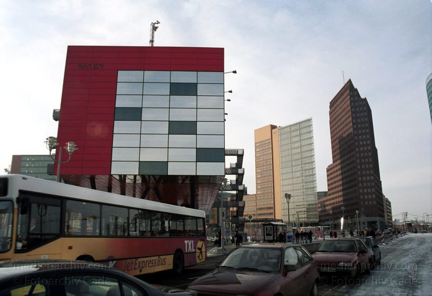 Berlin. Potsdamer Platz. Infobox. Austellungort zum Baugeschehen um den Potsdamerplatz
29. Dezember 2000. Berlin. Mitte. Potsdamer Platz. Infobox
Schlüsselwörter: Berlin;Deutschland;Germany;Infobox;Kollhoff-Tower;Potsdamer Platz;2000;Tiergarten
