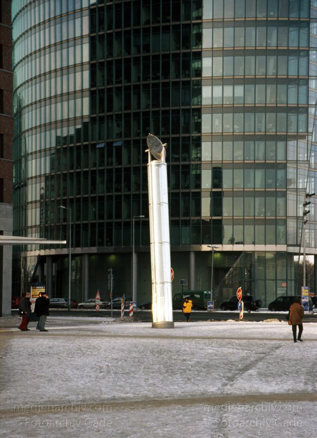 Berlin. Potsdamer Platz
29. Dezember 2000. Berlin. Mitte. Potsdamer Platz.
Schlüsselwörter: Bahntower;Berlin;Deutschland;Germany;Lichtleiter;Potsdamer Platz;2000;Tiergarten