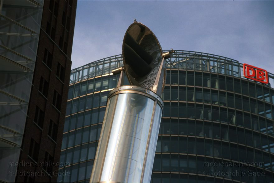 Berlin. Potsdamer Platz
29. Dezember 2000. Berlin. Mitte. Potsdamer Platz.
Schlüsselwörter: Bahntower;Berlin;Deutschland;Germany;Lichtleiter;Potsdamer Platz;2000;Tiergarten