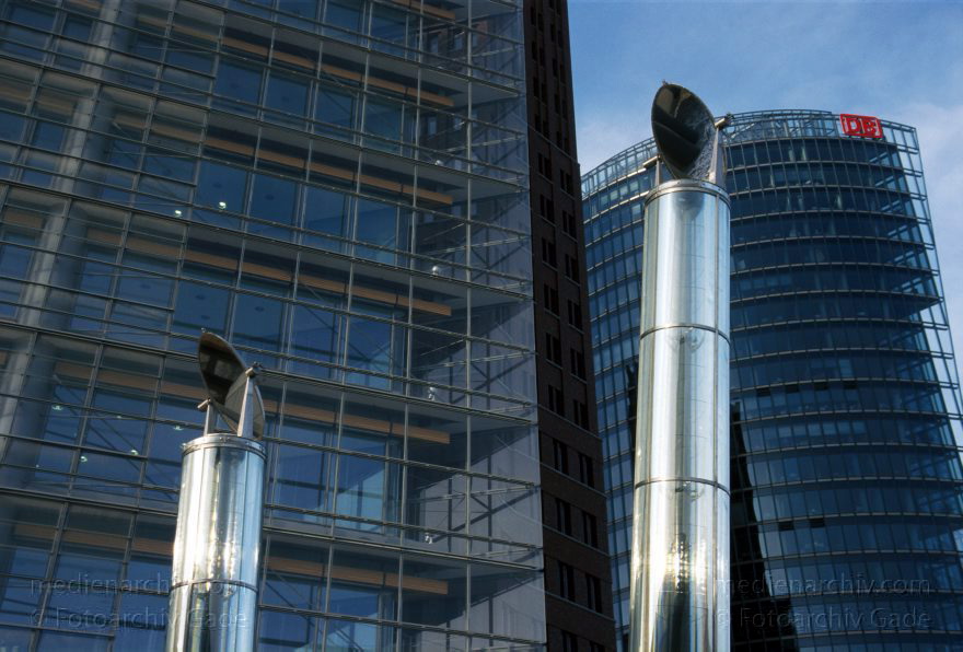 Berlin. Potsdamer Platz
29. Dezember 2000. Berlin. Mitte. Potsdamer Platz.
Schlüsselwörter: Bahntower;Berlin;Deutschland;Germany;Lichtleiter;Potsdamer Platz;2000;Tiergarten