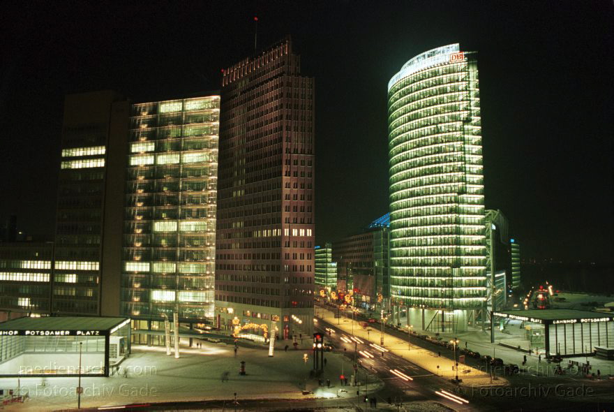 Berlin. Potsdamer Platz. Infobox. Austellungort zum Baugeschehen um den Potsdamerplatz
29. Dezember 2000. Berlin. Mitte. Potsdamer Platz. Letzte Nachtaufnahmen von der Aussichtsplattform der Infobox.  Sie wird am 31. Dezember 2000 geschlossen.
Schlüsselwörter: Bahntower;Berlin;Deutschland;Germany;Kollhoff-Tower;Potsdamer Platz;2000;Tiergarten