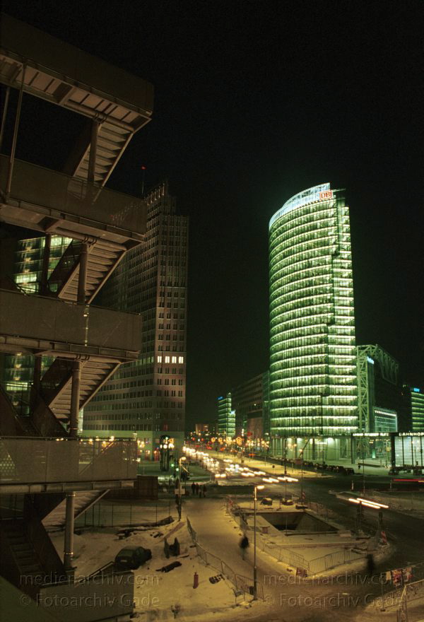 Berlin. Potsdamer Platz. Infobox. Austellungort zum Baugeschehen um den Potsdamerplatz
29. Dezember 2000. Berlin. Mitte. Potsdamer Platz. Infobox. Letzte Nachtaufnahmen von der Aussichtsplattform der Infobox. Sie wird am 31. Dezember 2000 geschlossen.
Schlüsselwörter: Bahntower;Berlin;Deutschland;Germany;Infobox;Potsdamer Platz;2000;Tiergarten