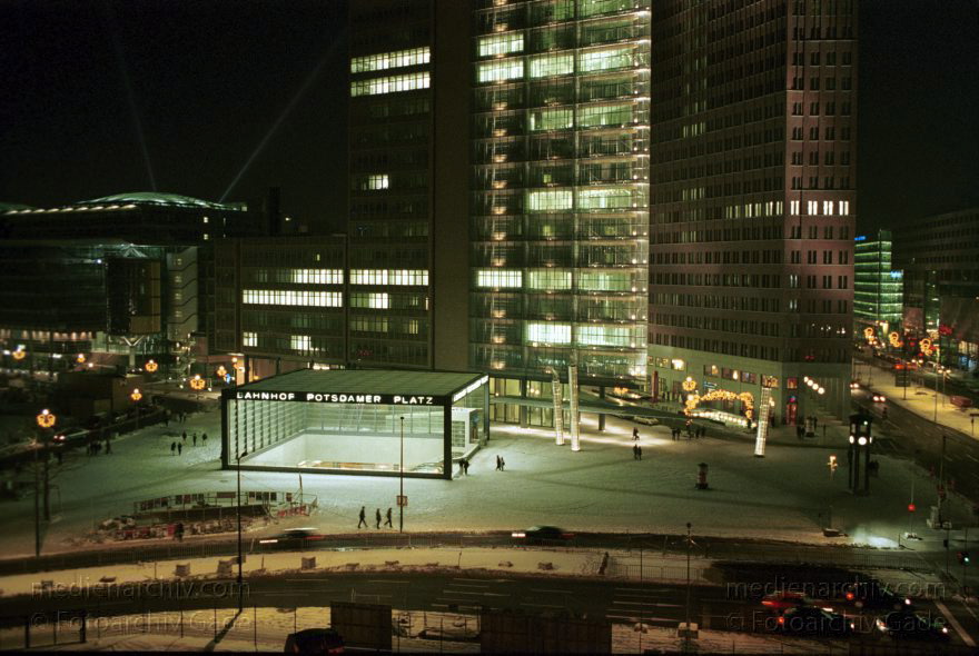 Berlin. Potsdamer Platz. Infobox. Austellungort zum Baugeschehen um den Potsdamerplatz
29. Dezember 2000. Berlin. Mitte. Potsdamer Platz. Blick von der Infobox. Letzte Nachtaufnahmen von der Aussichtsplattform der Infobox.  Sie wird am 31. Dezember 2000 geschlossen.
Schlüsselwörter: Berlin;Deutschland;Germany;Potsdamer Platz;2000;Tiergarten
