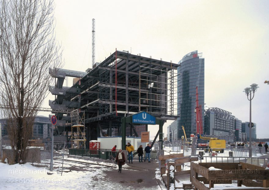 Berlin. Potsdamer Platz. Abriss der Infobox
25. 2. 2001. Berlin. Mitte. Tiergarten. Potsdamer Platz. Baustelle. Abriss der Infobox
Schlüsselwörter: Berlin;Deutschland;Germany;Infobox;Potsdamer Platz;2001;Tiergarten