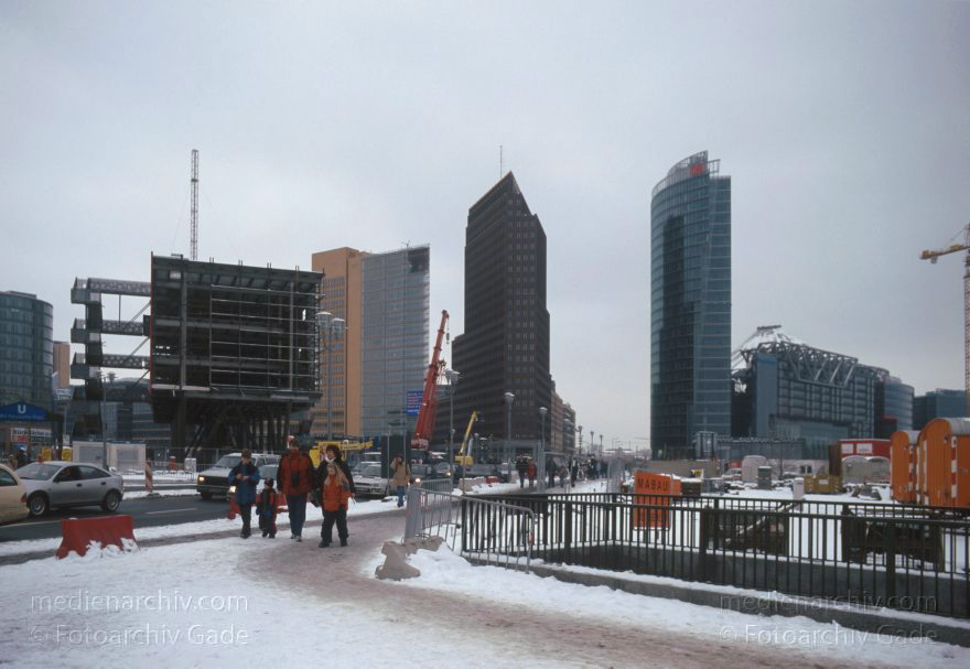 Berlin. Potsdamer Platz. Abriss der Infobox
25. 2. 2001. Berlin. Mitte. Tiergarten. Potsdamer Platz. Baustelle. Abriss der Infobox. Kollhof-Tower. Sony Center
Schlüsselwörter: Berlin;Deutschland;Germany;Infobox;Kollhof-Tower;Potsdamer Platz;Sony Center;2001;Tiergarten