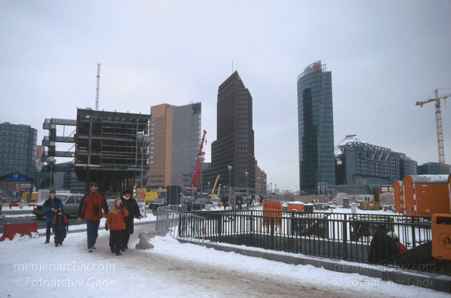 Berlin. Potsdamer Platz. Abriss der Infobox
25. 2. 2001. Berlin. Mitte. Tiergarten. Potsdamer Platz. Baustelle. Abriss der Infobox. Kollhof-Tower. Sony Center
Schlüsselwörter: Berlin;Deutschland;Germany;Infobox;Kollhof-Tower;Potsdamer Platz;Sony Center;2001;Tiergarten