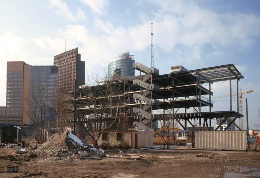 Berlin. Potsdamer Platz. Baustelle
3. 3. 2001. Berlin. Mitte. Tiergarten. Potsdamer Platz. Baustelle. Abriss der Infobox
Schlüsselwörter: Berlin;Deutschland;Germany;Infobox;Potsdamer Platz;2001;Tiergarten