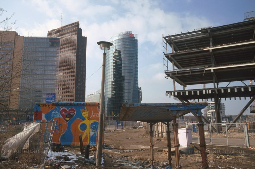Berlin. Potsdamer Platz. Baustelle
3. 3. 2001. Berlin. Mitte. Tiergarten. Potsdamer Platz. Baustelle. Abriss der Infobox
Schlüsselwörter: Berlin;Deutschland;Germany;Infobox;Potsdamer Platz;2001;Tiergarten