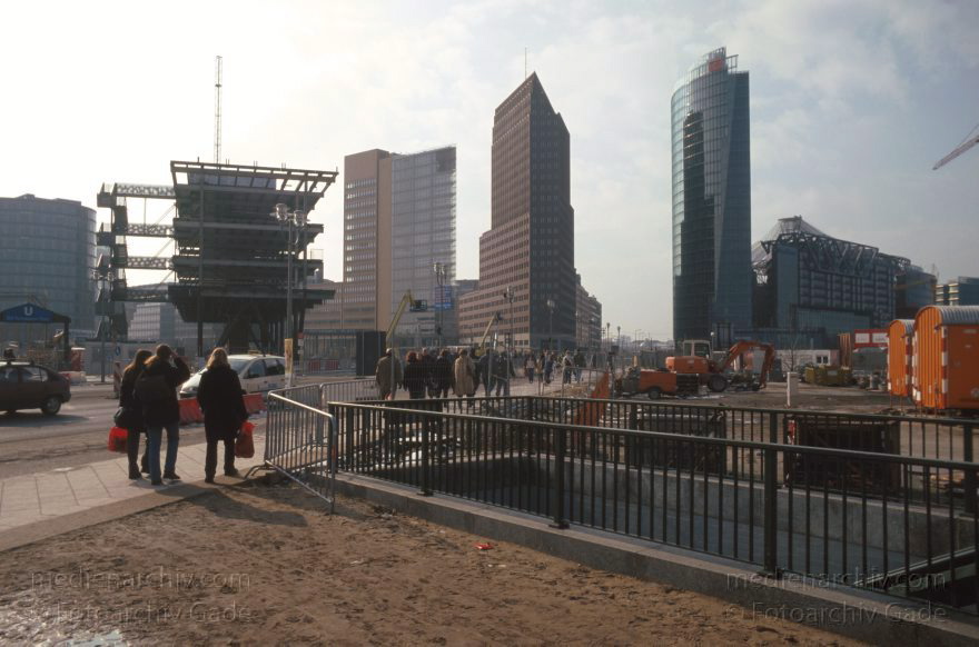 Berlin. Potsdamer Platz. Baustelle
3. 3. 2001. Berlin. Mitte. Tiergarten. Potsdamer Platz. Baustelle. Abriss der Infobox
Schlüsselwörter: Berlin;Deutschland;Germany;Infobox;Potsdamer Platz;2001;Tiergarten