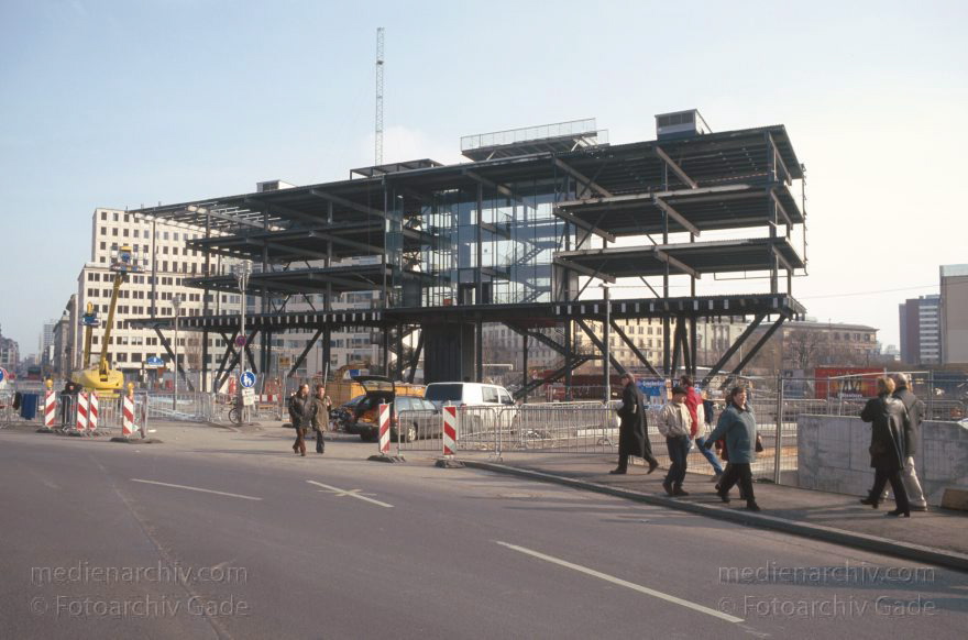 Berlin. Potsdamer Platz. Baustelle
3. 3. 2001. Berlin. Mitte. Tiergarten. Potsdamer Platz. Baustelle. Abriss der Infobox
Schlüsselwörter: Berlin;Deutschland;Germany;Infobox;Potsdamer Platz;2001;Tiergarten