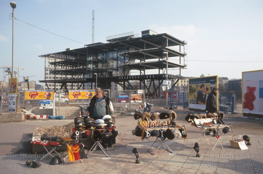 Berlin. Potsdamer Platz. Baustelle
3. 3. 2001. Berlin. Mitte. Tiergarten. Potsdamer Platz. Baustelle. Abriss der Infobox
Schlüsselwörter: Berlin;Deutschland;Germany;Infobox;Potsdamer Platz;2001;Tiergarten