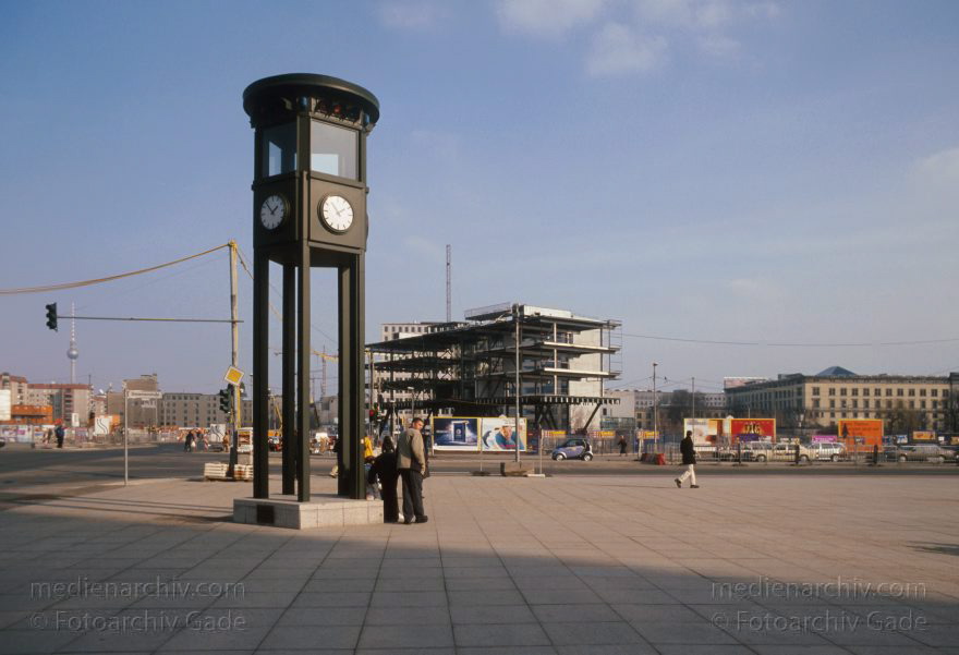 Berlin. Potsdamer Platz. Baustelle
3. 3. 2001. Berlin. Mitte. Tiergarten. Potsdamer Platz. Baustelle. Abriss der Infobox
Schlüsselwörter: Ampel;Berlin;Deutschland;Germany;Infobox;Potsdamer Platz;Tiergarten;2001;Uhr