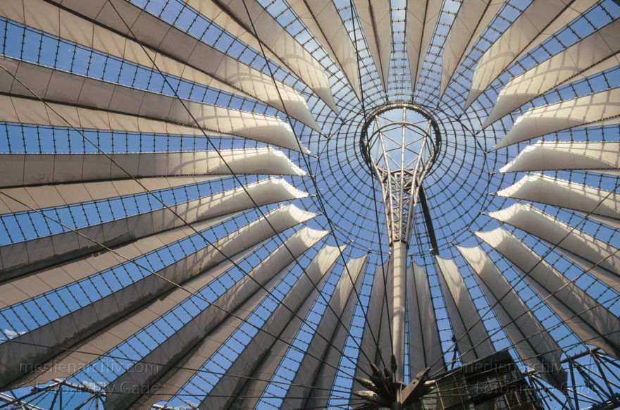 Berlin. Potsdamer Platz. Sony Center
3. 3. 2001. Berlin. Mitte. Tiergarten. Potsdamer Platz. Sony Center
Schlüsselwörter: Berlin;Deutschland;Germany;Potsdamer Platz;Sony Center;2001;Tiergarten