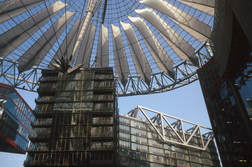 Berlin. Potsdamer Platz. Sony Center
3. 3. 2001. Berlin. Mitte. Tiergarten. Potsdamer Platz. Sony Center
Schlüsselwörter: Berlin;Deutschland;Germany;Potsdamer Platz;Sony Center;2001;Tiergarten
