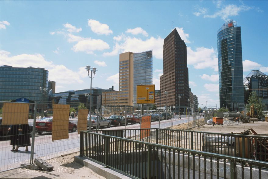 Berlin. Potsdamer Platz. Baustelle
20. 5. 2001. Berlin. Mitte. Tiergarten. Potsdamer Platz. Baustelle
Schlüsselwörter: Berlin;Deutschland;Germany;Potsdamer Platz;2001;Tiergarten