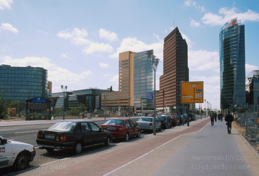 Berlin. Blick von der Leipzigerstraße zum Potsdamer Platz.
20. Mai 2001. Berlin. Mitte. Blick von der Leipziger Straße zum Potsdamer Platz.
Schlüsselwörter: Berlin;Deutschland;Germany;Leipziger Straße;Potsdamer Platz;2001;Tiergarten