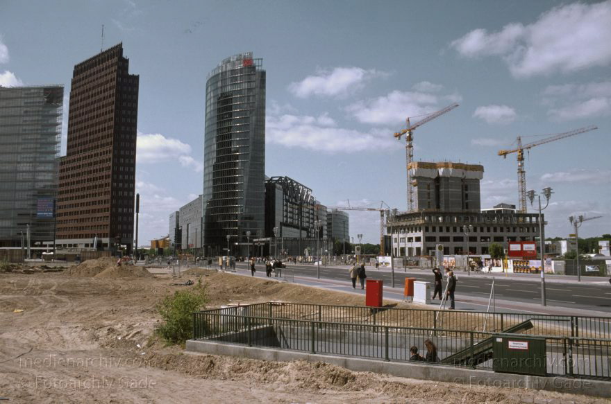 Berlin. Potsdamer Platz. Baustelle
20. 5. 2001. Berlin. Mitte. Tiergarten. Potsdamer Platz. Baustelle
Schlüsselwörter: Berlin;Deutschland;Germany;Potsdamer Platz;2001;Tiergarten