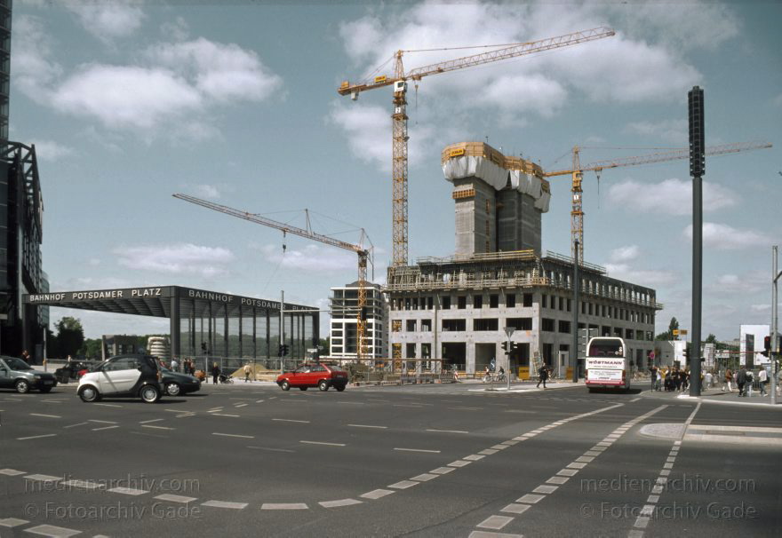Berlin. Potsdamer Platz. Baustelle
20. 5. 2001. Berlin. Mitte. Tiergarten. Potsdamer Platz. Baustelle
Schlüsselwörter: Berlin;Deutschland;Germany;Potsdamer Platz;2001;Tiergarten